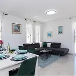 Apartment 2 Bedroom Beautiful In Podstrana