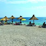 2 Bedroom Beautiful In Apartment Podstrana