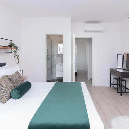 2 Bedroom Beautiful In Apartment