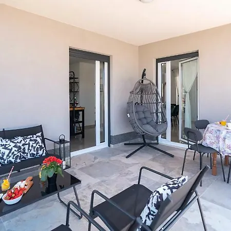 2 Bedroom Beautiful In Apartment *